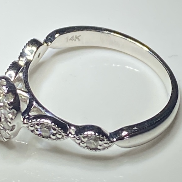Oval halo engagement ring - Picture 2 of 6
